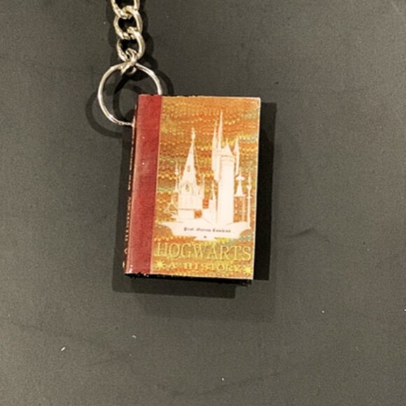 Hogwarts: A History” Keychain – Magical Replica Collectible - Picture 4 of 8